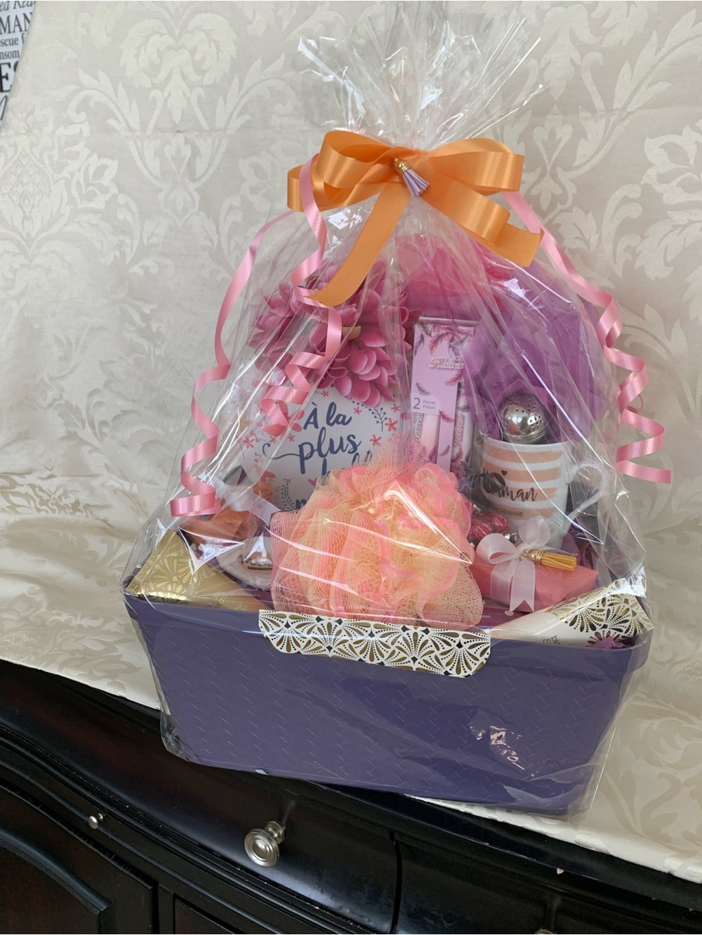 Les Trouve-Tout d'En Haut, mother Gift Basket 
tea cup, bath care ...